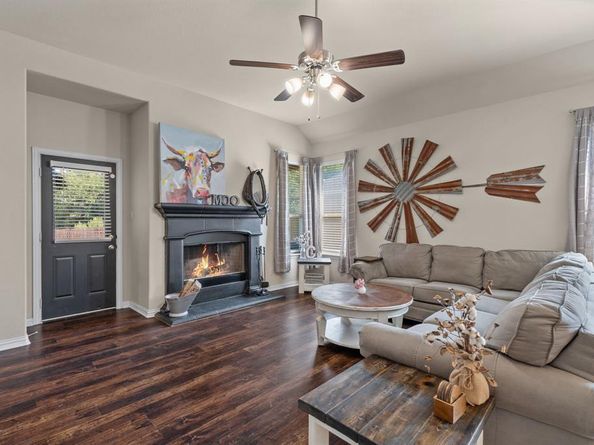 574  Balboa Trail , Azle Texas 76020