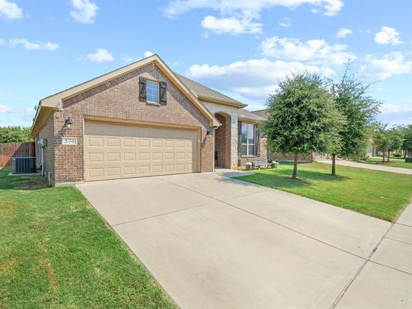 574  Balboa Trail , Azle Texas 76020
