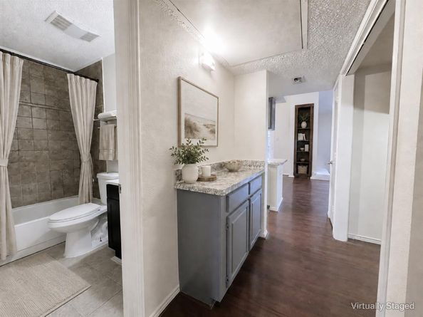 7525  Holly Hill Drive  10, Dallas Texas 75231