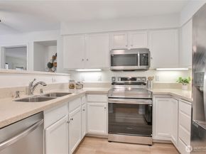 4133 224th Lane SE 202, Issaquah WA 98029
