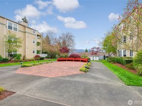 4133 224th Lane SE 202, Issaquah WA 98029