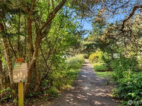 172 Grow Avenue NW, Bainbridge Island WA 98110