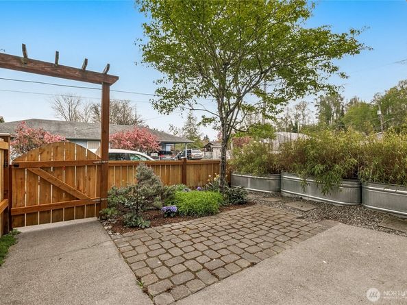 9011 46th Avenue S B, Seattle WA 98118