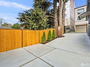 5520 Brooklyn Avenue NE, Seattle WA 98105