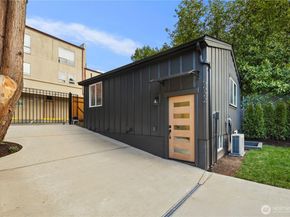 5520 Brooklyn Avenue NE, Seattle WA 98105