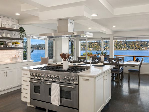 8428 Island Drive S, Seattle WA 98118