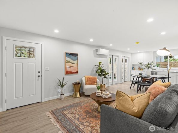 8117 17th Avenue SW B, Seattle WA 98106