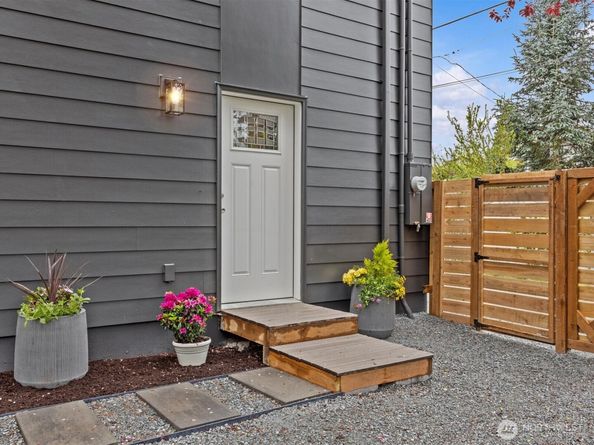 8117 17th Avenue SW B, Seattle WA 98106