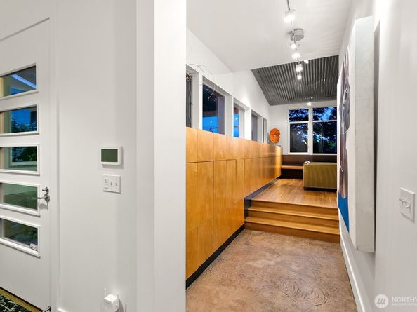 1549 Magnolia Way W, Seattle WA 98199