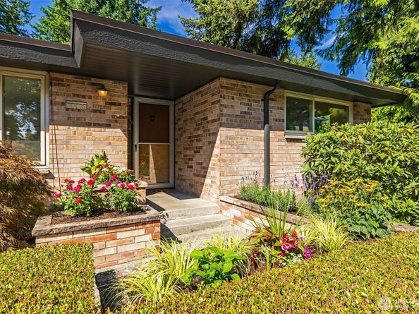 9815 Roosevelt Way NE, Seattle WA 98115