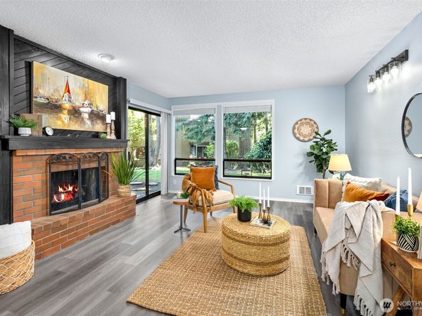 19115 Ballinger Way NW 102, Lake Forest Park WA 98155