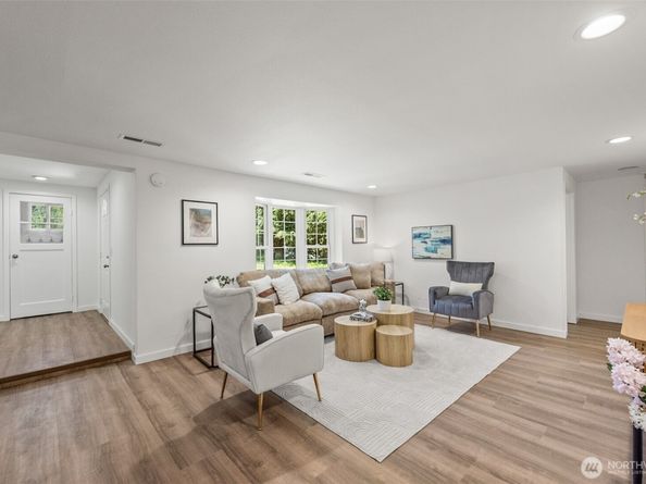 18300 8TH Ave NE, Shoreline WA 98155