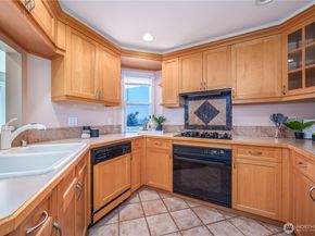 622 6th Avenue W 502, Seattle WA 98119
