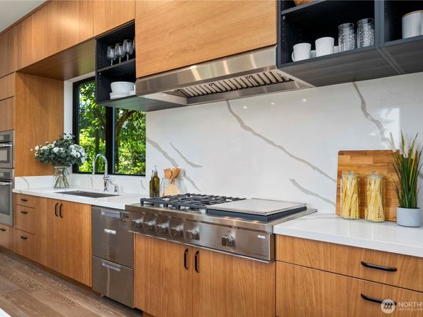 10823 SE 12th Street, Bellevue WA 98004