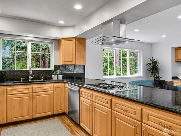 25043 SE Mirrormont Boulevard, Issaquah WA 98027