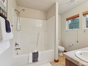 8827 NE 148th Place, Kenmore WA 98028