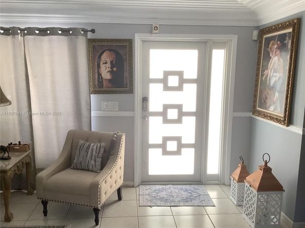7170 SW 9th St, Pembroke Pines FL 33023