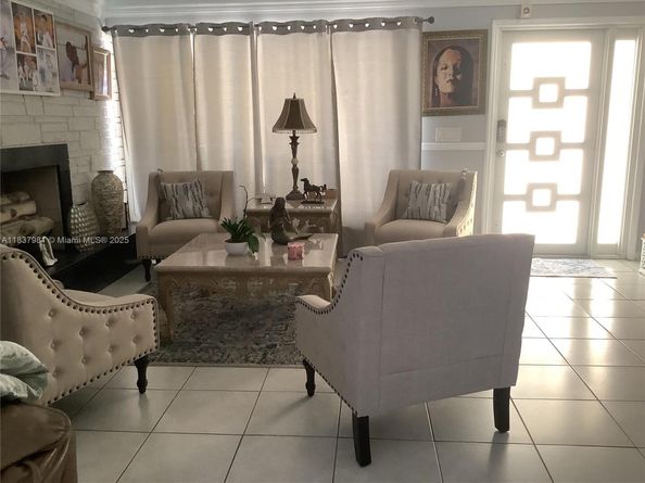 7170 SW 9th St, Pembroke Pines FL 33023