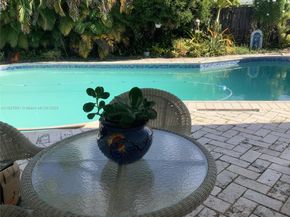 7170 SW 9th St, Pembroke Pines FL 33023