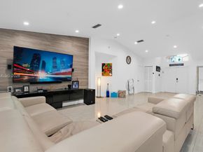 16898 Crestview Ln, Weston FL 33326