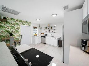 810 NW 21st Ct, Miami FL 33125