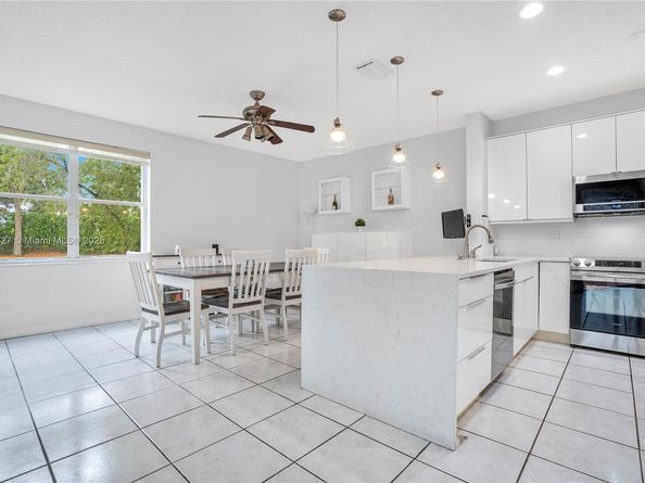 636 Sand Creek Cir, Weston FL 33327