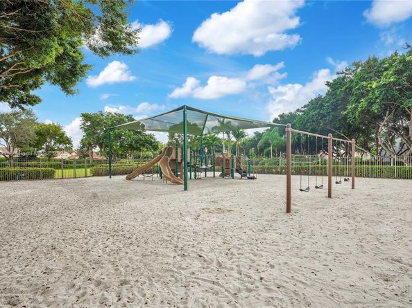 636 Sand Creek Cir, Weston FL 33327