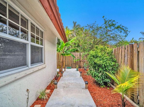2880 Albatross Dr, Cooper City FL 33026