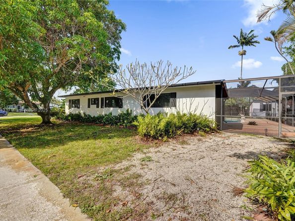 201 NW 77th Way, Pembroke Pines FL 33024