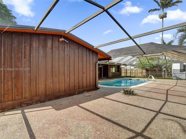 201 NW 77th Way, Pembroke Pines FL 33024