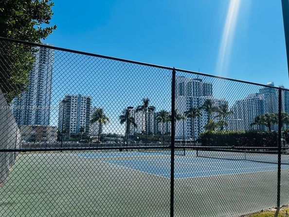 1000 Parkview Dr 605, Hallandale Beach FL 33009