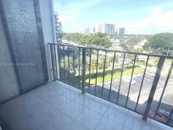 1000 Parkview Dr 605, Hallandale Beach FL 33009
