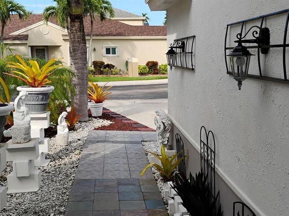 110 E Riverbend Dr, Sunrise FL 33326