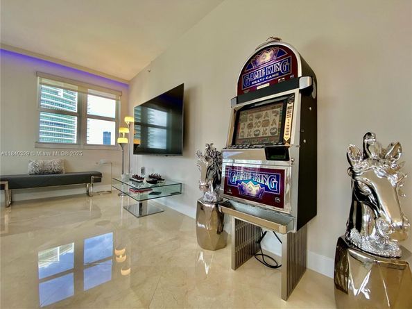 19900 E Country Club Dr 1220, Aventura FL 33180
