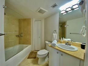 19900 E Country Club Dr 1220, Aventura FL 33180