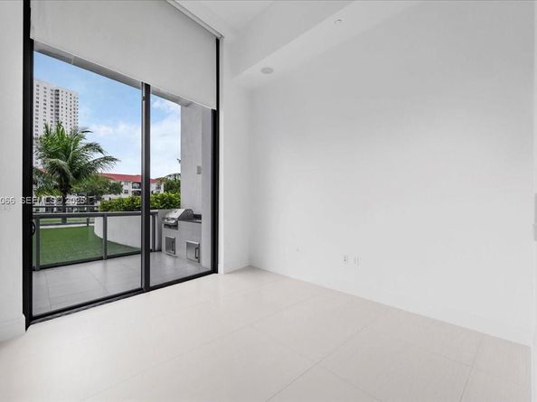 3250 NE 188th St 103, Aventura FL 33180