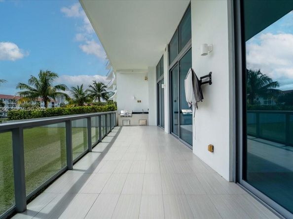 3250 NE 188th St 103, Aventura FL 33180