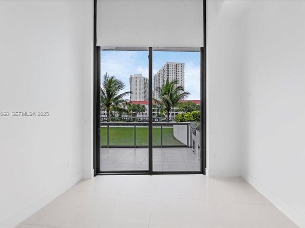 3250 NE 188th St 103, Aventura FL 33180