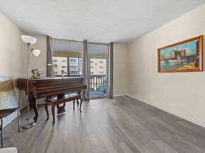 421 NE 14th Ave 405, Hallandale Beach FL 33009