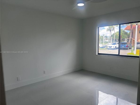 170 Lakeview Dr 103, Weston FL 33326