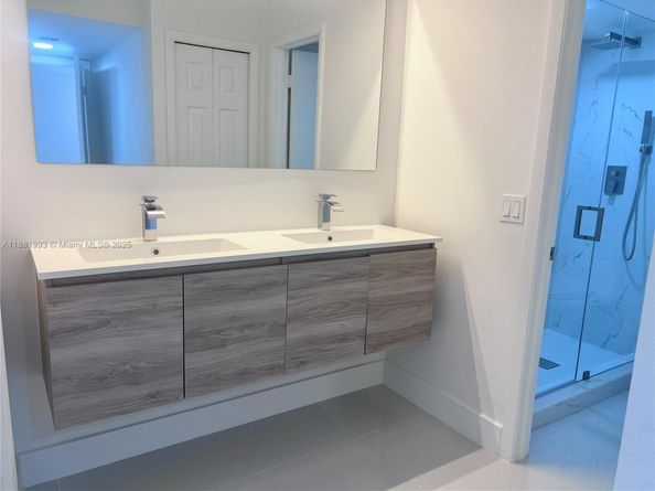 170 Lakeview Dr 103, Weston FL 33326