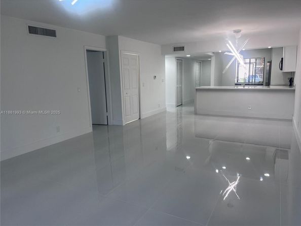 170 Lakeview Dr 103, Weston FL 33326