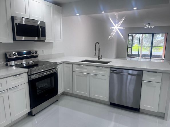 170 Lakeview Dr 103, Weston FL 33326