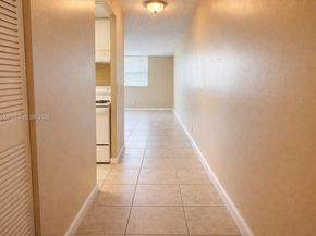 470 Executive Center Dr 2D, West Palm Beach FL 33401