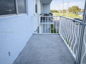 470 Executive Center Dr 2D, West Palm Beach FL 33401