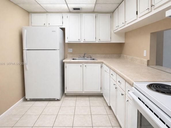 470 Executive Center Dr 2D, West Palm Beach FL 33401