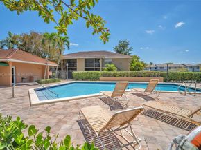 10457 NW 8th St 105, Pembroke Pines FL 33026