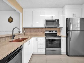 10457 NW 8th St 105, Pembroke Pines FL 33026