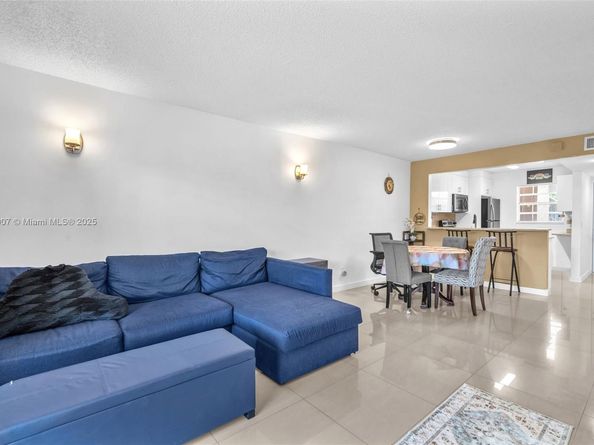 10457 NW 8th St 105, Pembroke Pines FL 33026