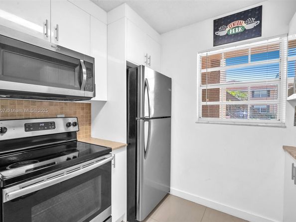 10457 NW 8th St 105, Pembroke Pines FL 33026
